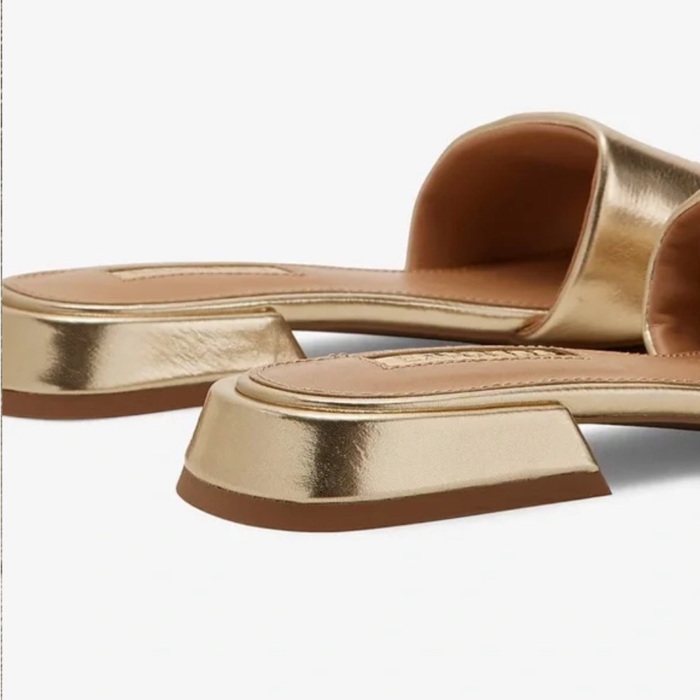 EXPRESS Metallic Gold Thick Strap Flat Sandals 8 - Picture 5 of 11